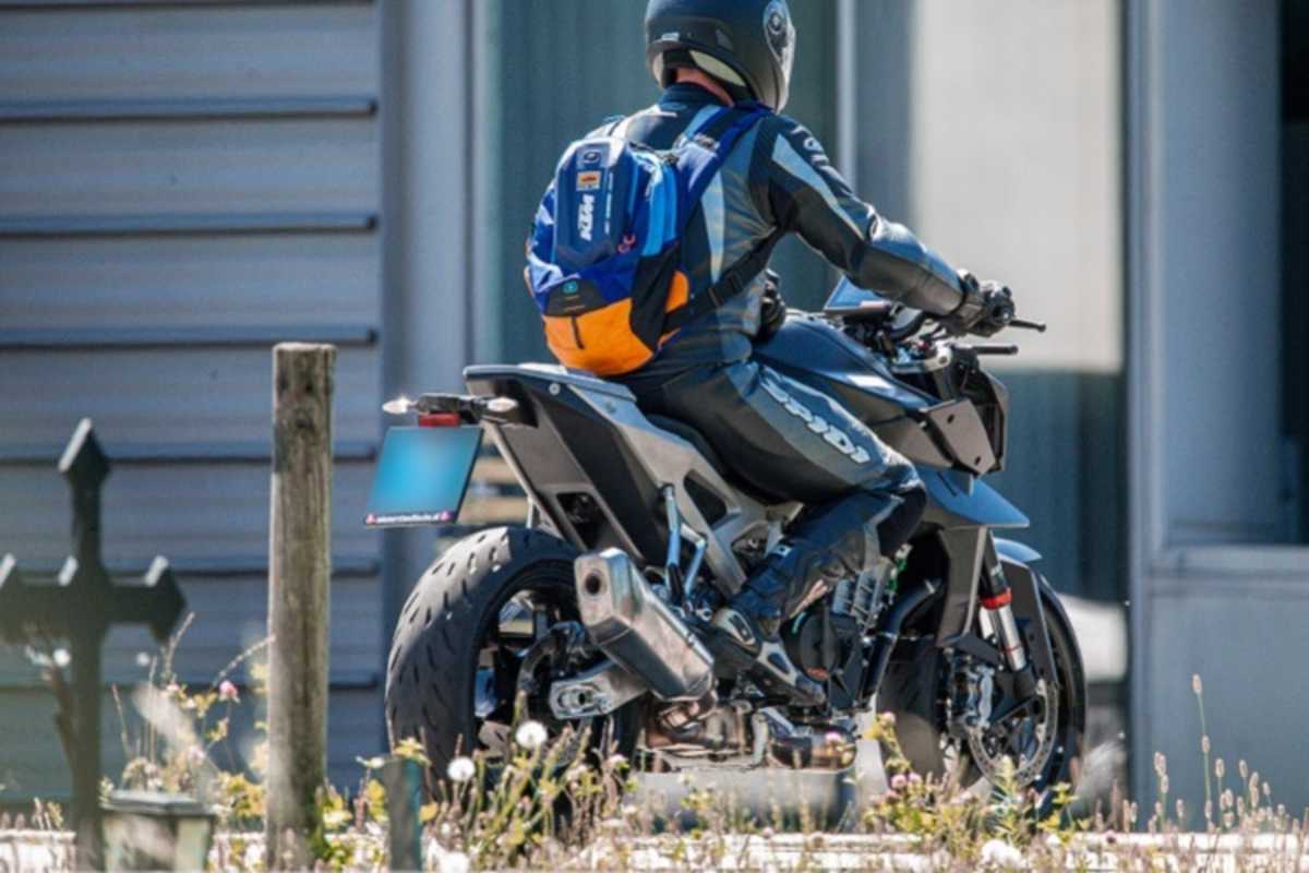 Kernstück der Überarbeitung: Gut kaschierte, voluminöse Auspuffanlage zwecks Erfüllung strengerer Lärmnormen