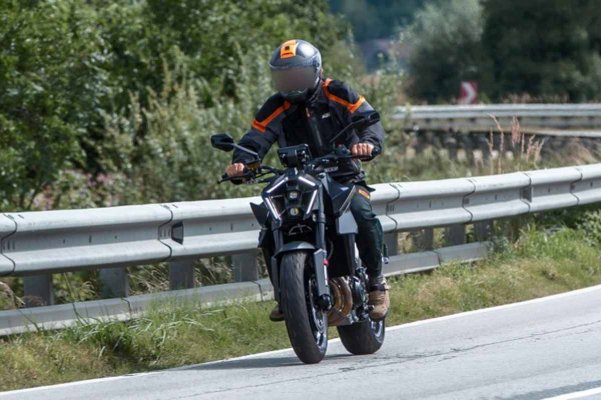 Wichtige, kantige Verkleidung, elegant geschwungene Krümmeranlage für mehr Auspufflänge