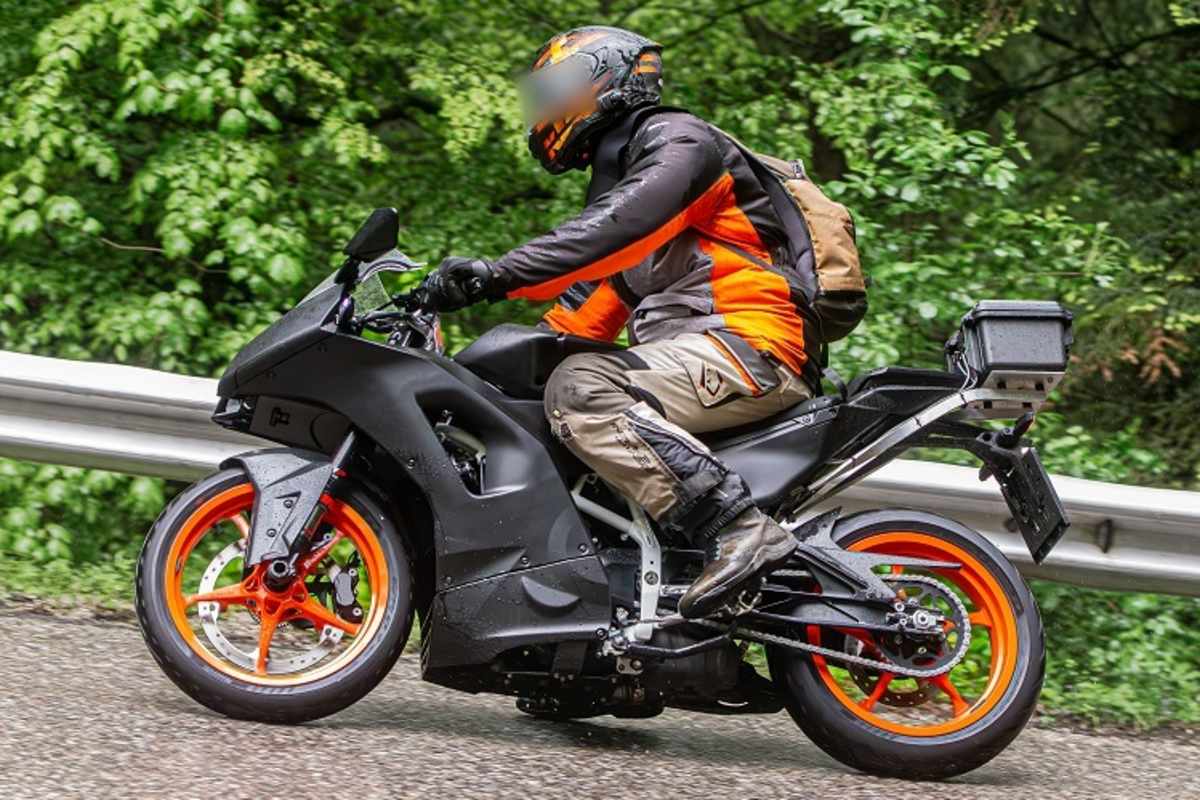 Frontansicht: Am neuen Motor (links) ist der Wärmetauscher grösser, ebenso scheinen die Auslasskanäle grösser zu sein