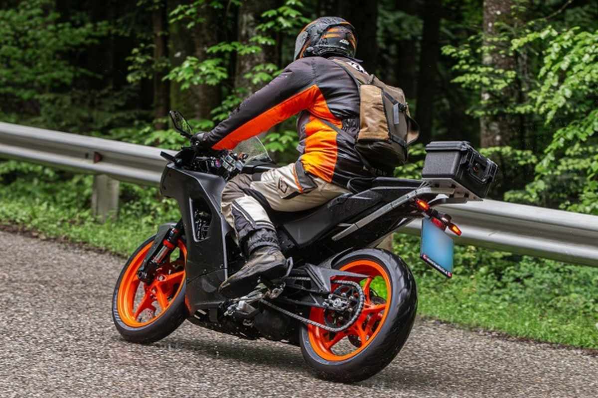 Draufsicht von hinten: Der neue Motor (links) hat am mittig Getriebegehäuse eine Aussparung, in der ein neu positioniertes Federbein Platz finden könnte