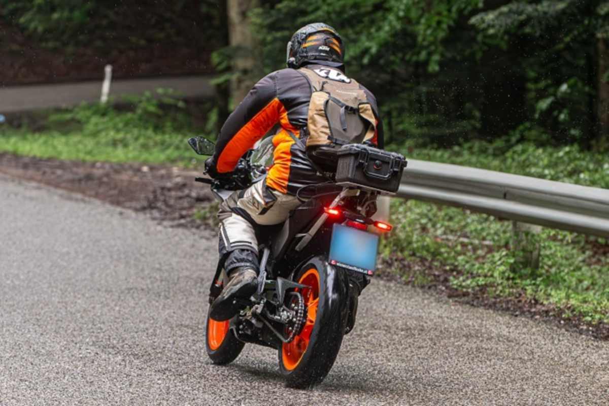 der neue Motor (links) baut höher, was auf einen verlängerten Hub hindeutet