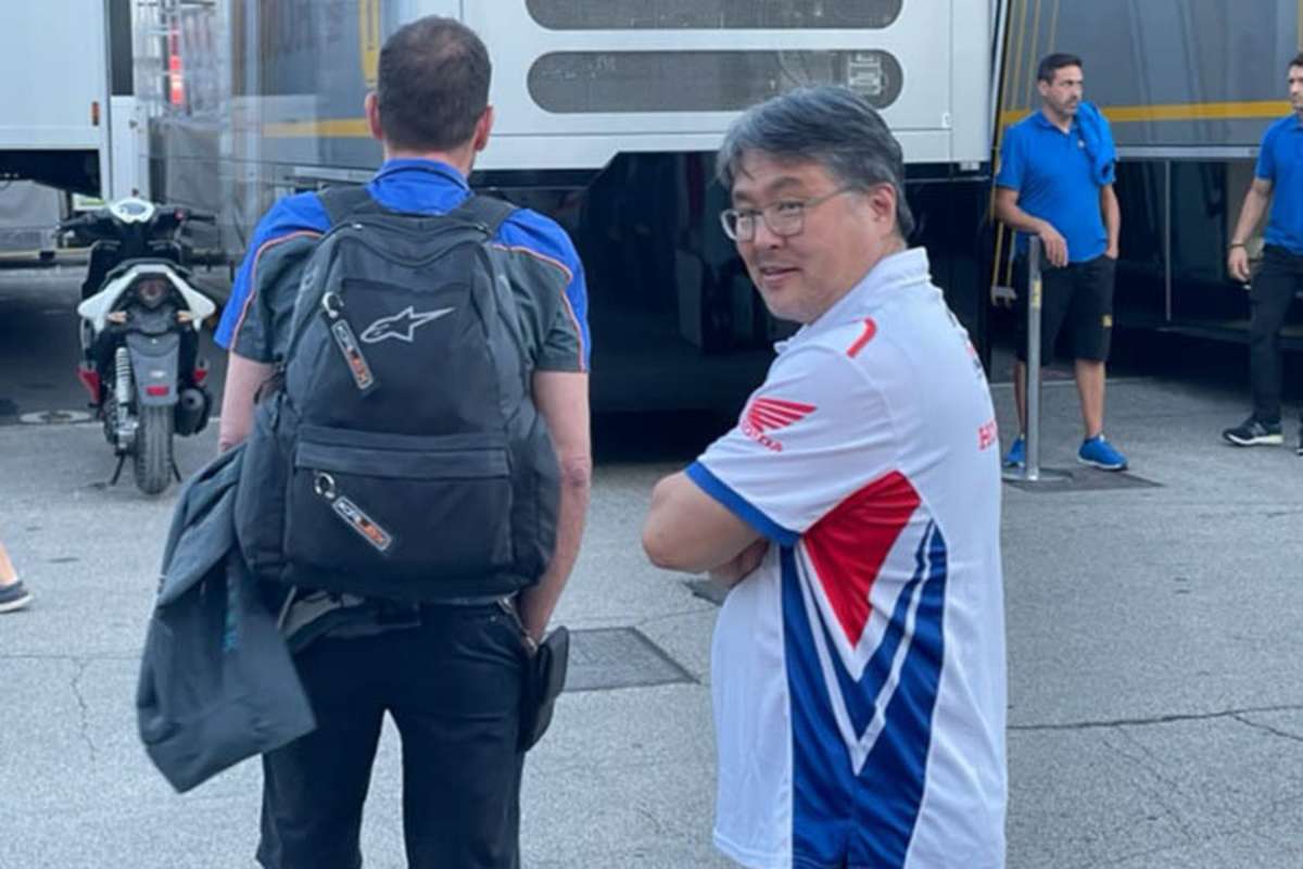 Misano-Test: HRC-Mananger Kokubu mit Kalex-CEO Alex Baumgärtel, der sich wegdrehte