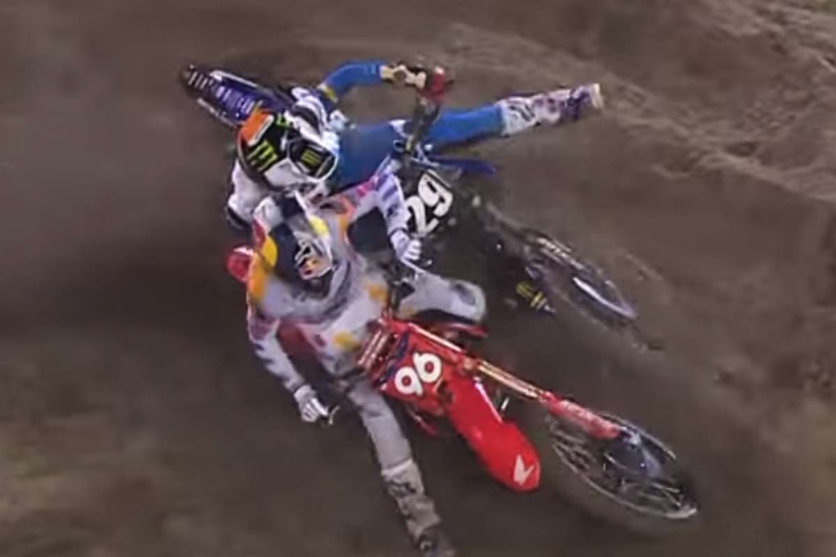 Lawrence setzt sich gegen Thrasher durch, der stürzt