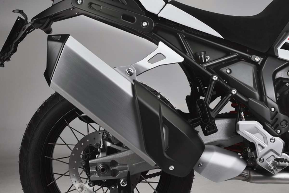 Markannteste Abweichung vom Prototyp: Voluminöser Auspuff mit elektronisch geregelter Klappe