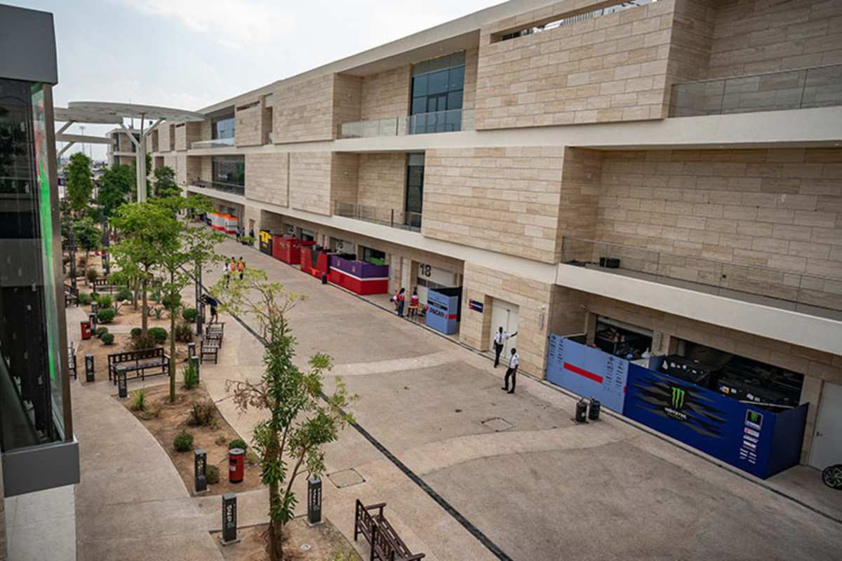 Die MotoGP-Teams konnten sogar die Fracht-Container im Schatten verstauen