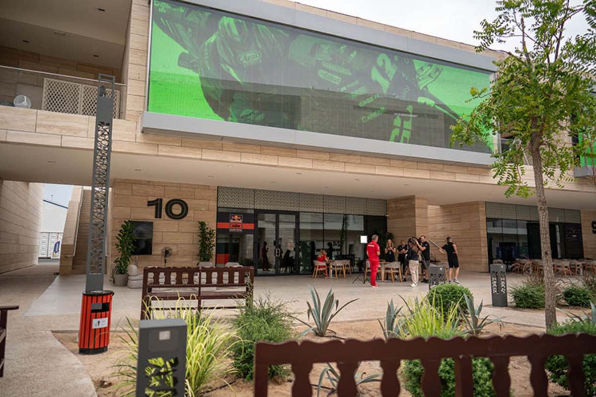 Die großen MotoGP-Teams beanspruchten neben den Hospitalitys auch den Stock darüber – für Umkleideräume für die Fahrer und Büros 