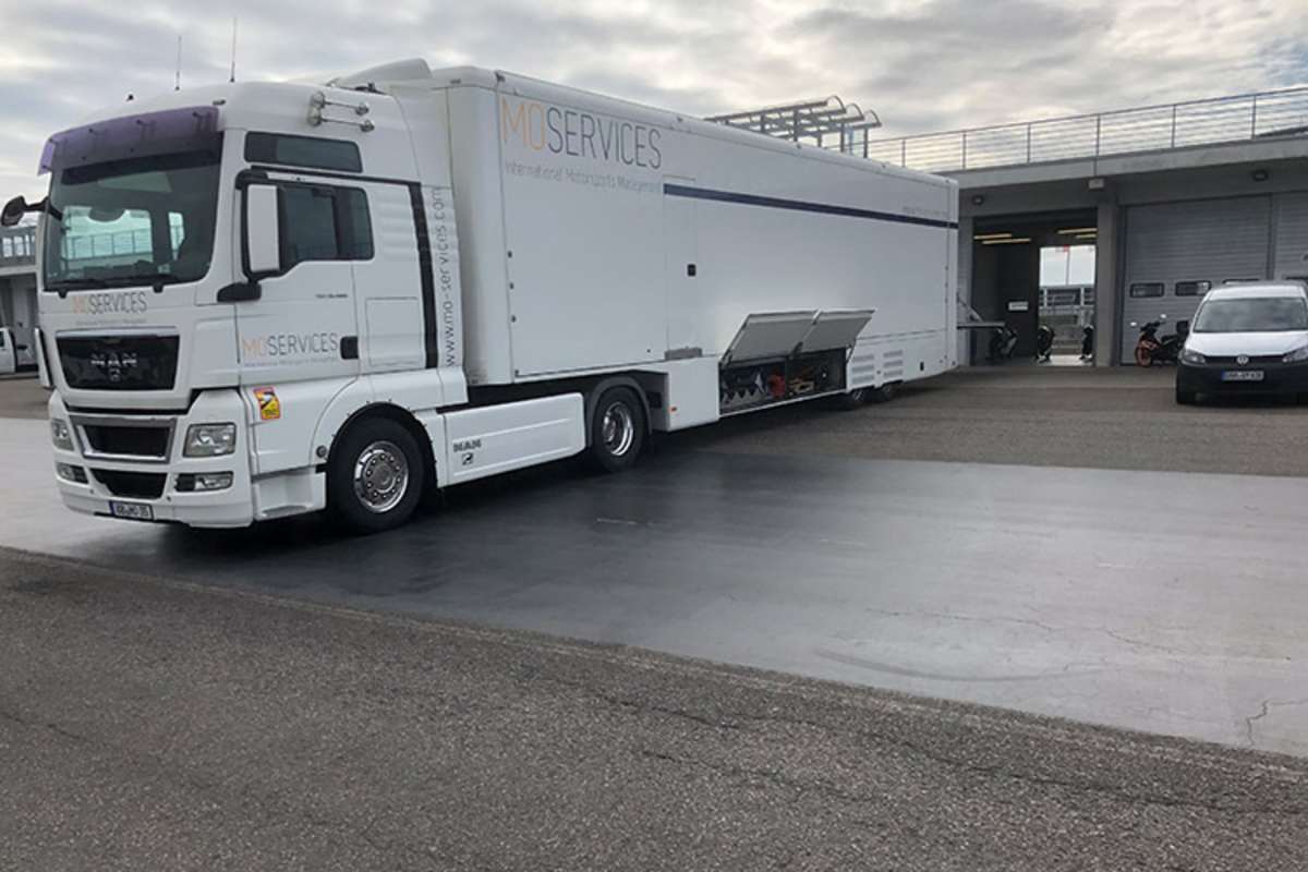 MOServices tritt als Logistikpartner auf und transportiert die Bikes an die Strecken