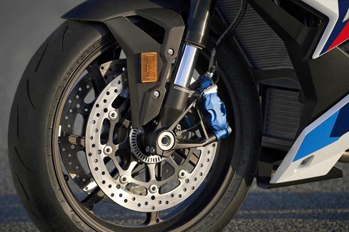 Die BMW M1000R ist mit den hochwertigen M-Bremsen ausgestattet