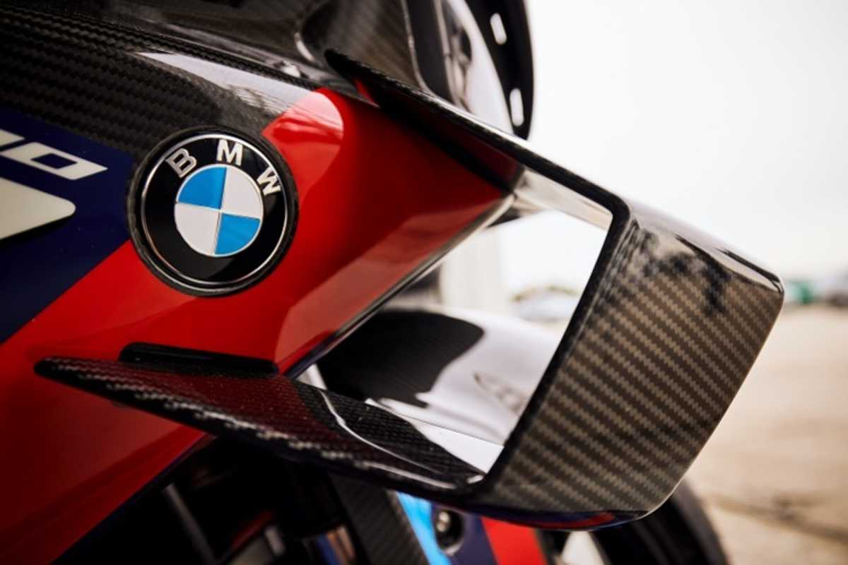 Die seitlichen Flügel sind wie die Verkleidung und zahlreiche weitere Bauteile aus Karbon gefertigt 