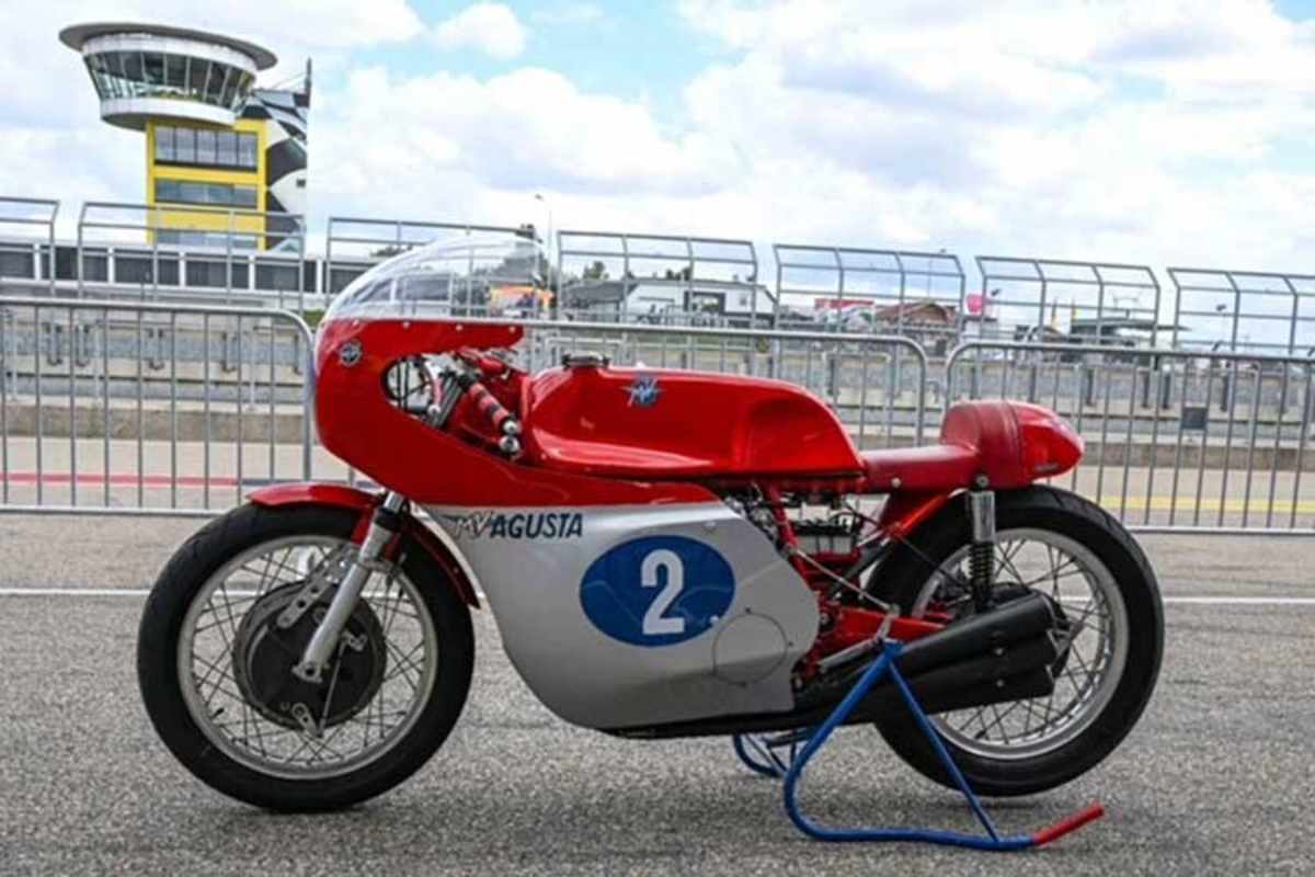 Die kostbare 350-ccm-Sechszylinder erregt in Sachsen viel Aufsehen