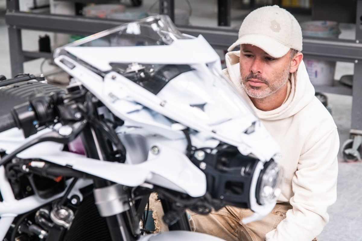 Daniel Arsham am Werk: Werden schnelle Maschinen einst verständnislos betrachtete Fundstücke sein? 