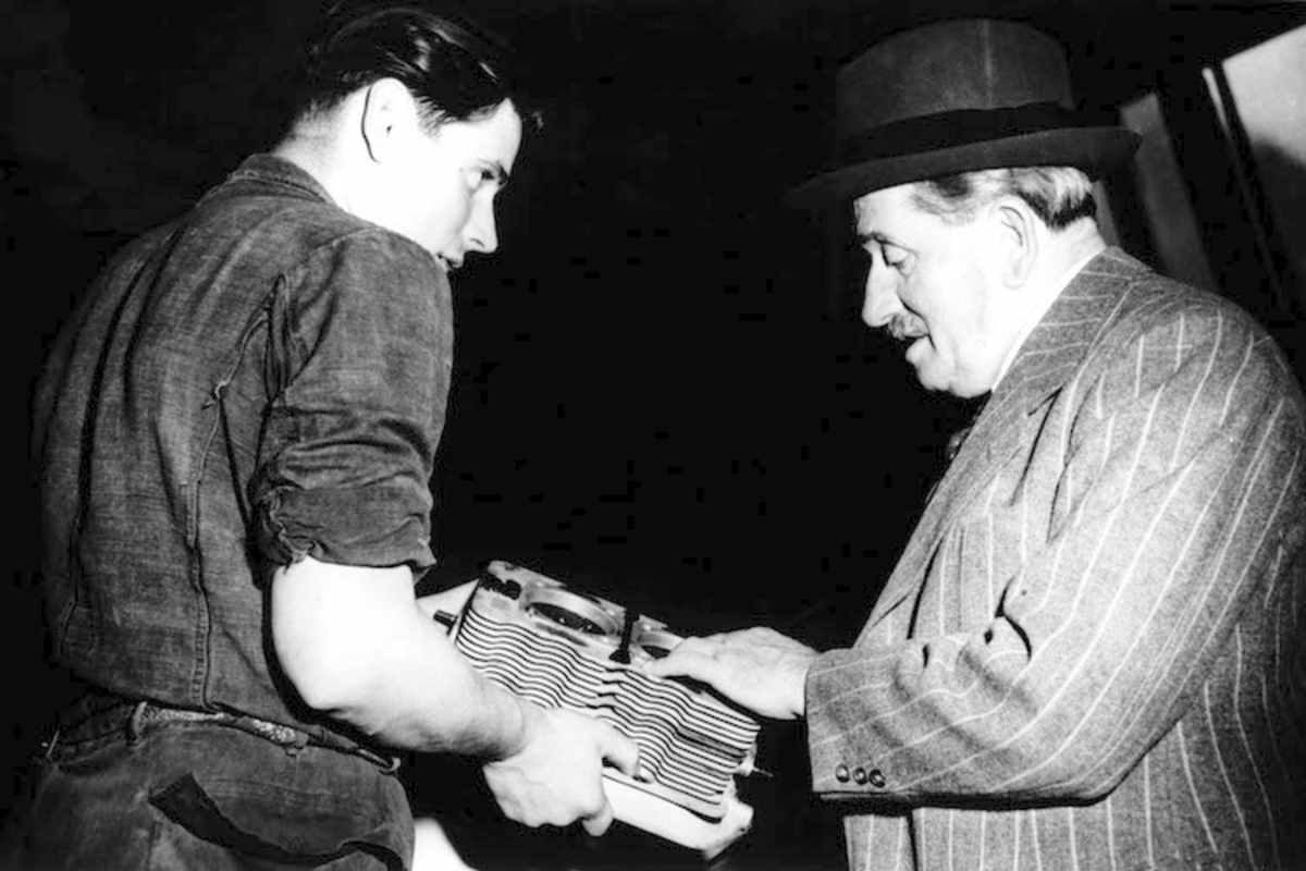 1949: Herbert Linge (links) und Ferdinand Porsche