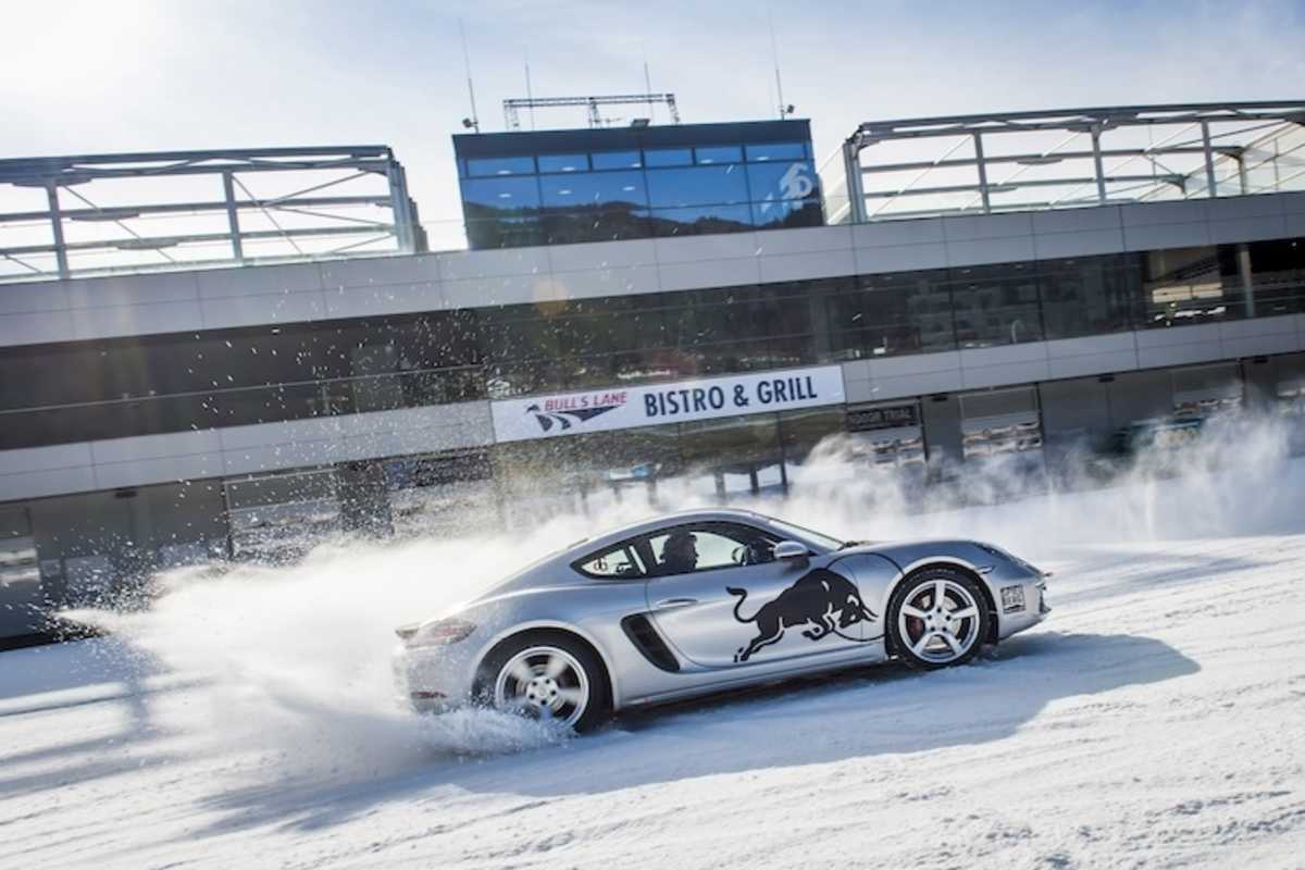 Das Fahrerlebnis im Porsche 718 Cayman S ist nicht im Sommer grossartig