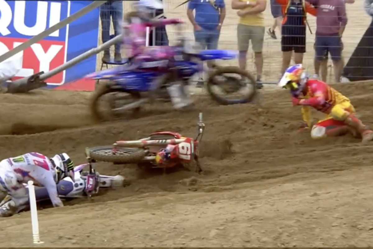 Prado kann dem gestürzten Seewer nicht ausweichen und stürzt ebenfalls