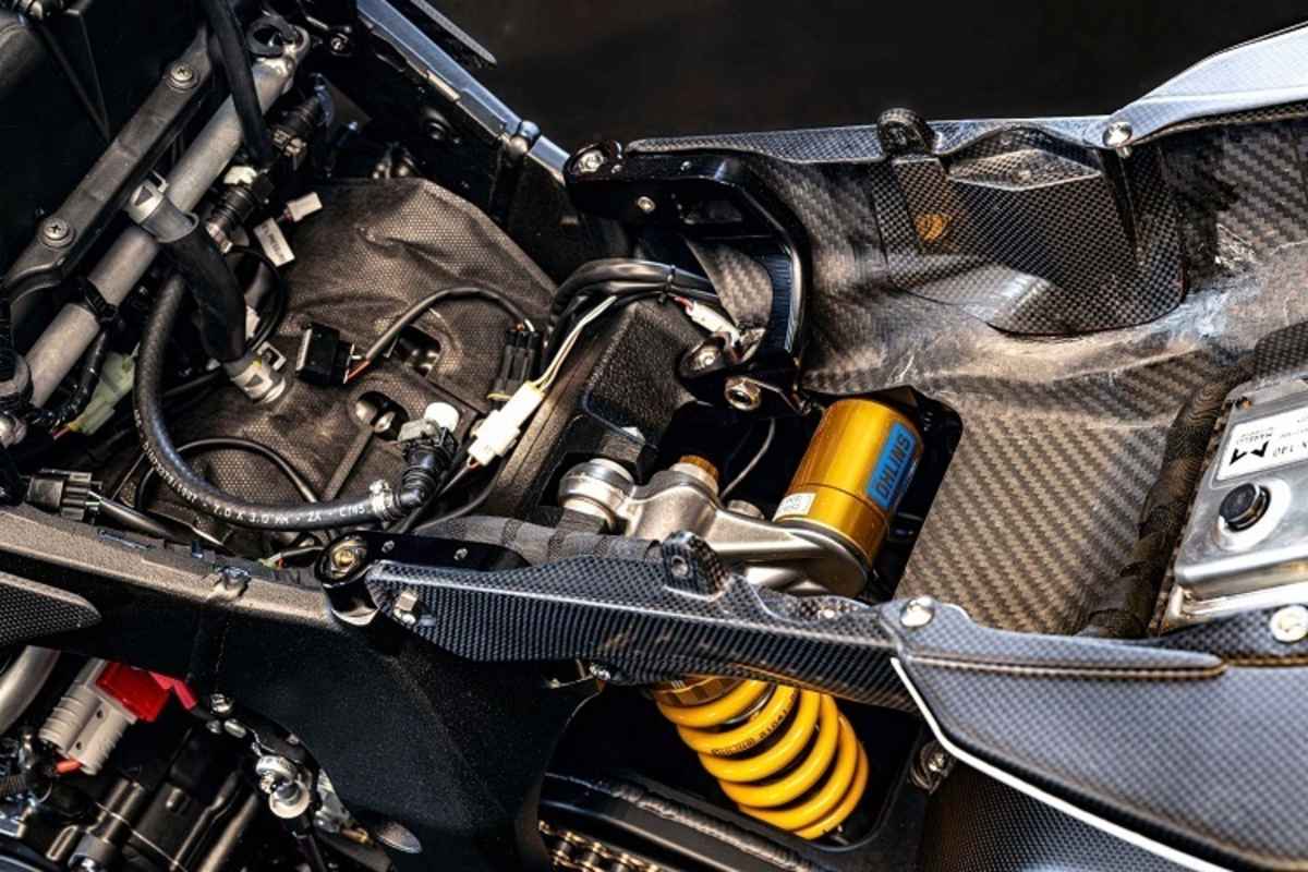 Karbon-Rahmenheck und Öhlins TTX-Federbein mit pneumatischer Federvorspannung