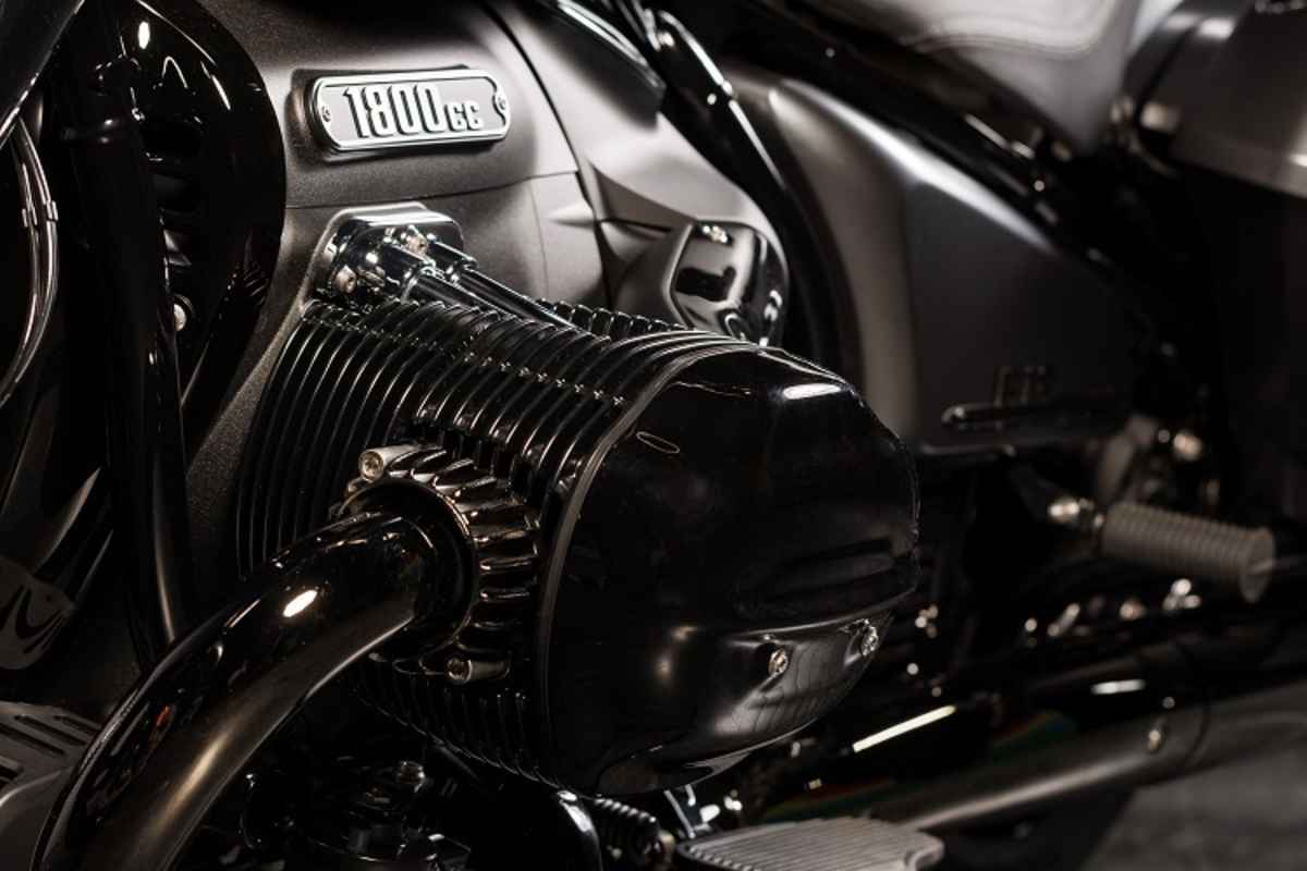 Ganz in Schwarz: Motor schwarz beschichtet, Auspuffanlage schwarz verchromt