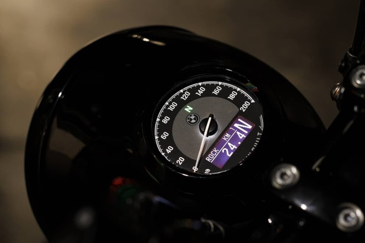 Wie in den 60ern und 70ern: Tacho ins Scheinwerfergehäuse integriert für cleanen Look