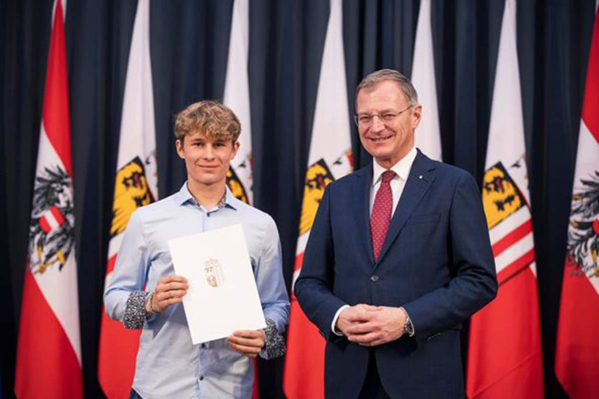 Leo Rammerstorfer (li.) wird geehrt