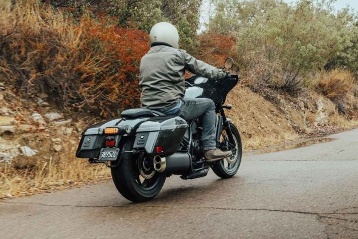 Fix montierte Kunststoffkoffern an der Honda CMX1100T fürdas Gepäck bei Expeditionen ins Hinterland