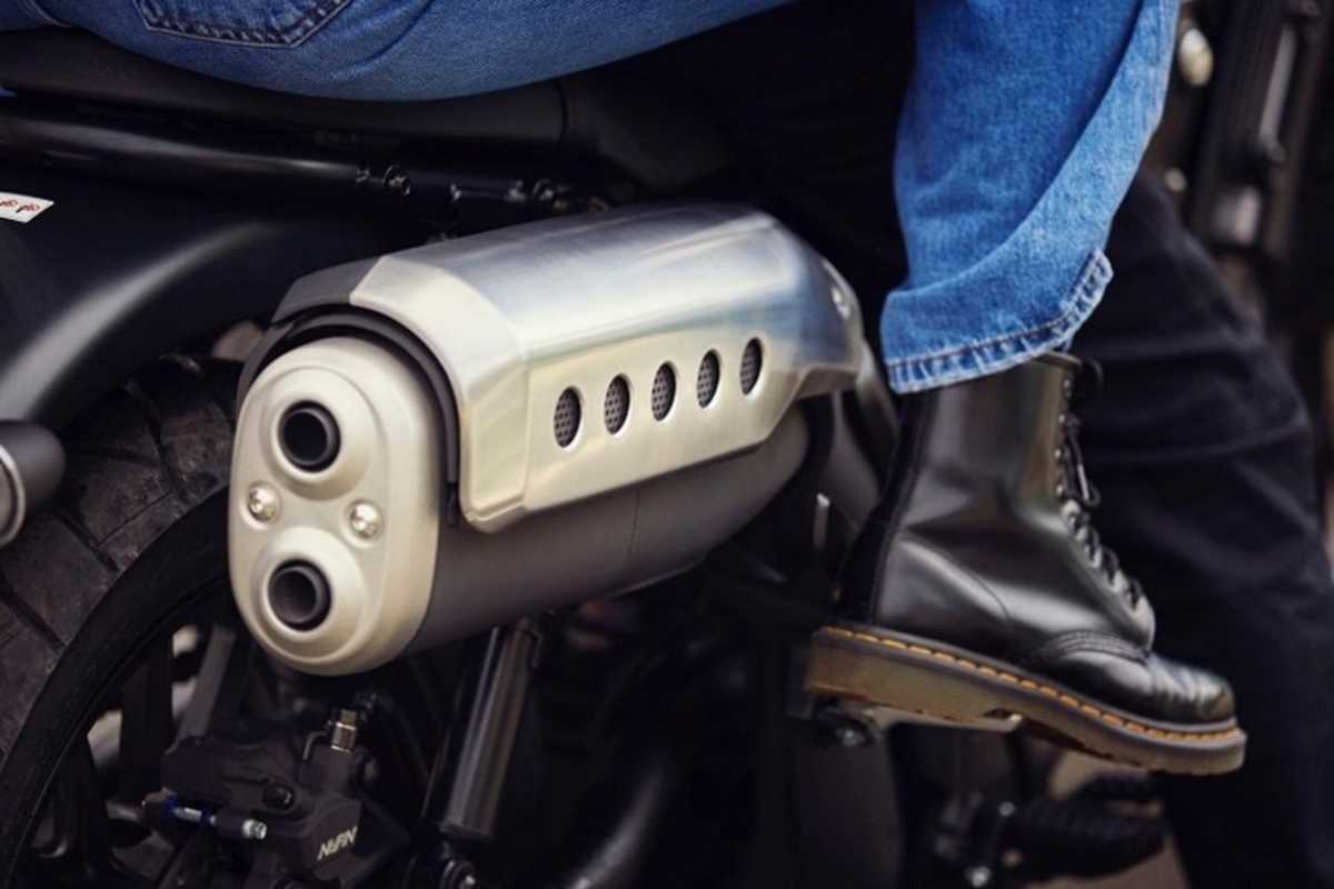 Hochgezogener Auspuff und zwei klassische Federbeine hinten an der Honda CL500