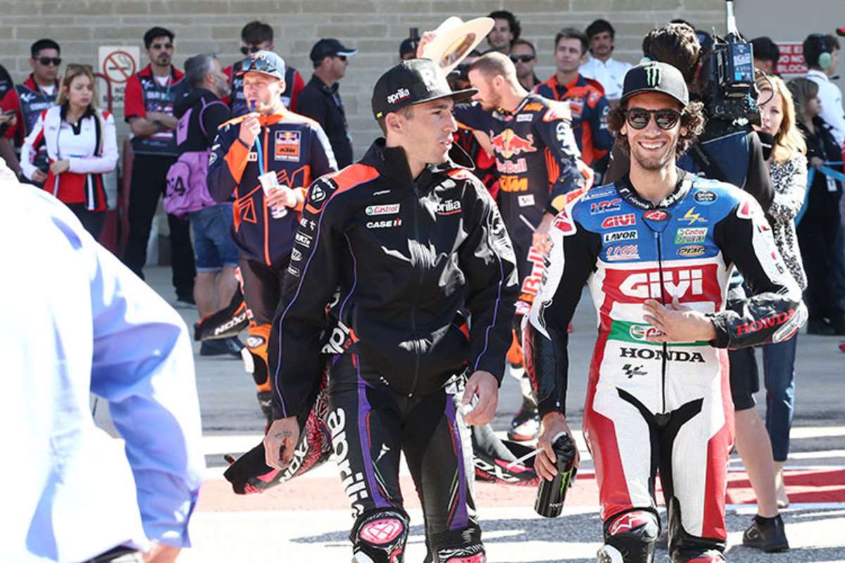 Alex Rins (rechts neben Aleix Espargaró): Wo fährt er 2024?