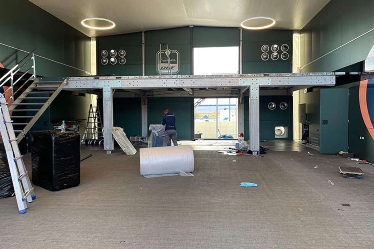 Zerfallserscheinungungen: Die RNF-Hospitality am Dienstag im Paddock von Valencia