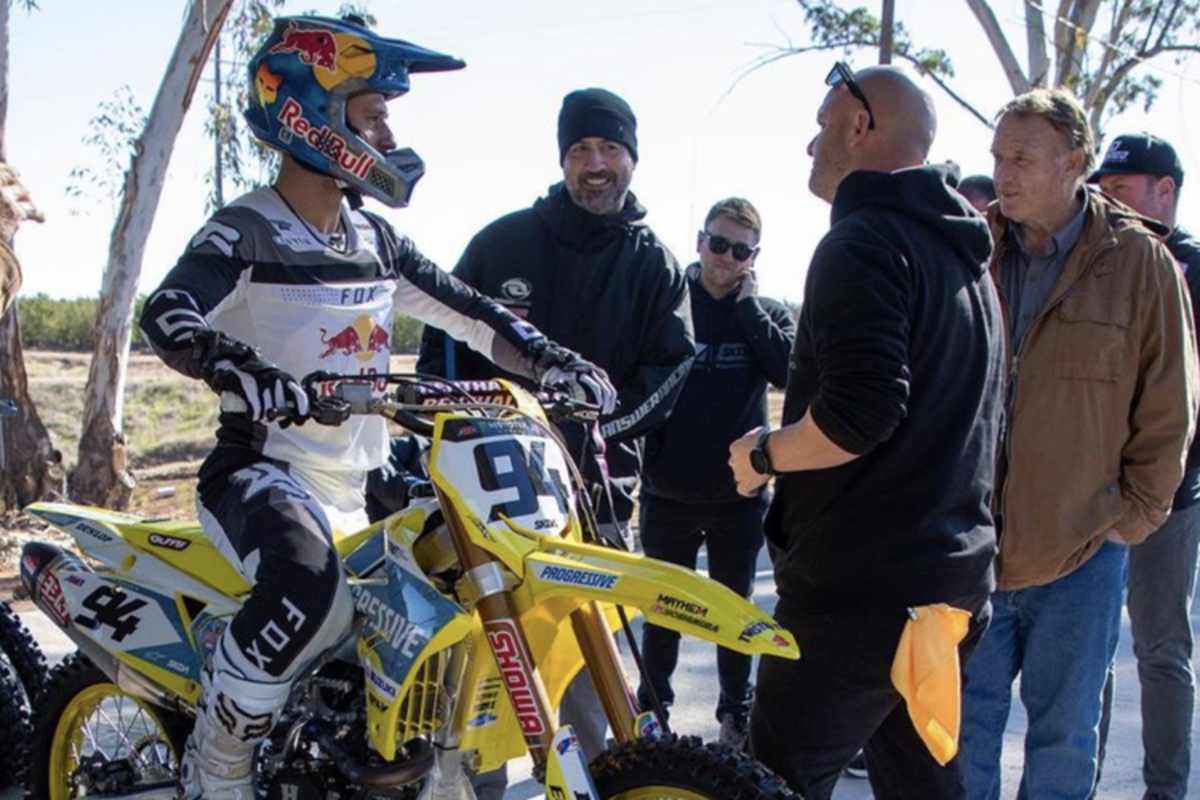 Die Test-Crew von HEP Suzuki mit Ken Roczen