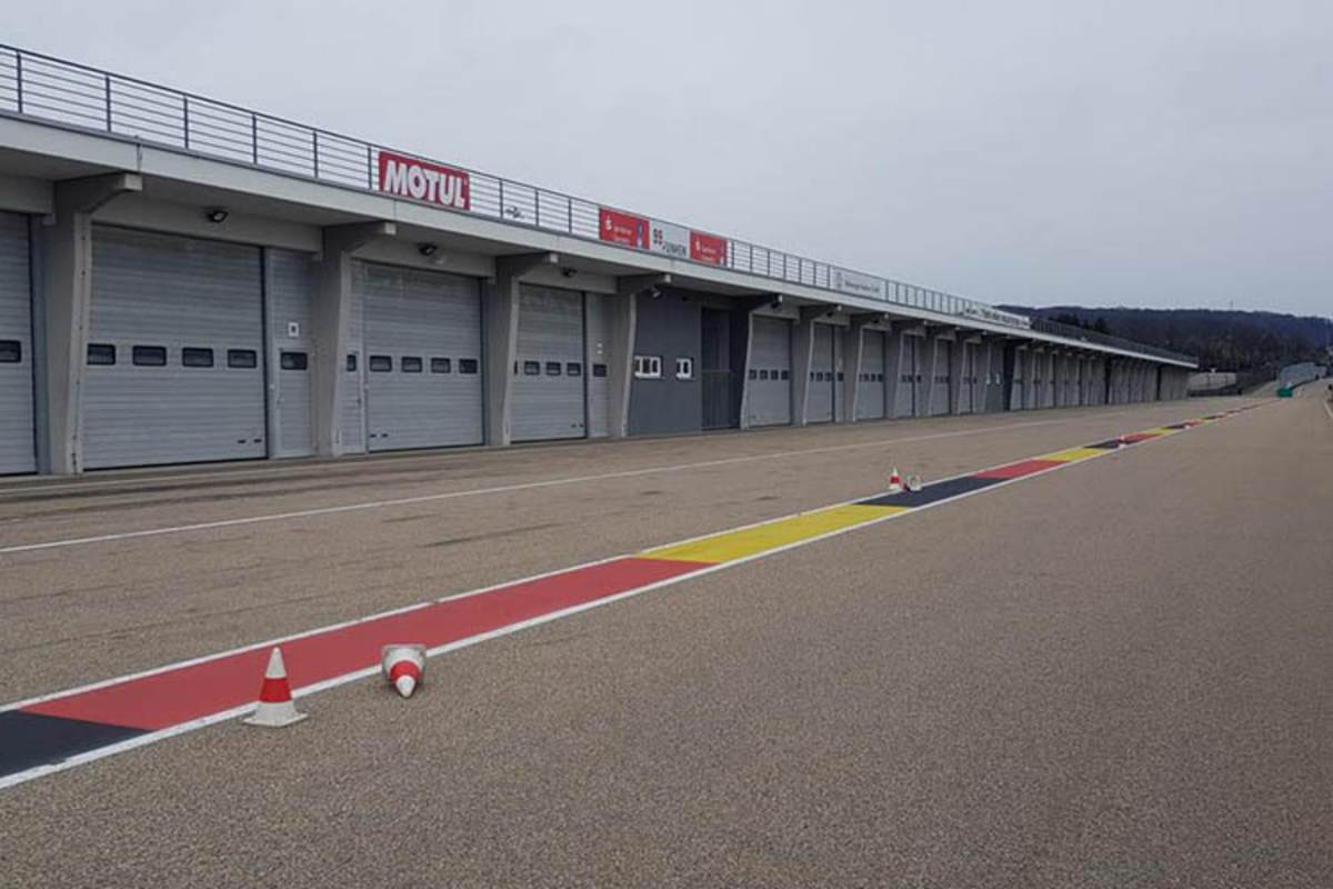 In der Boxengasse wurden die Bodenmarkierungen neu lackiert