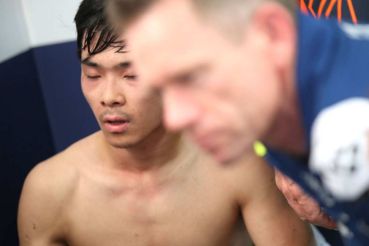 Ayumu Sasaki litt in Indien unter der Hitze, rechts Peter Öttl