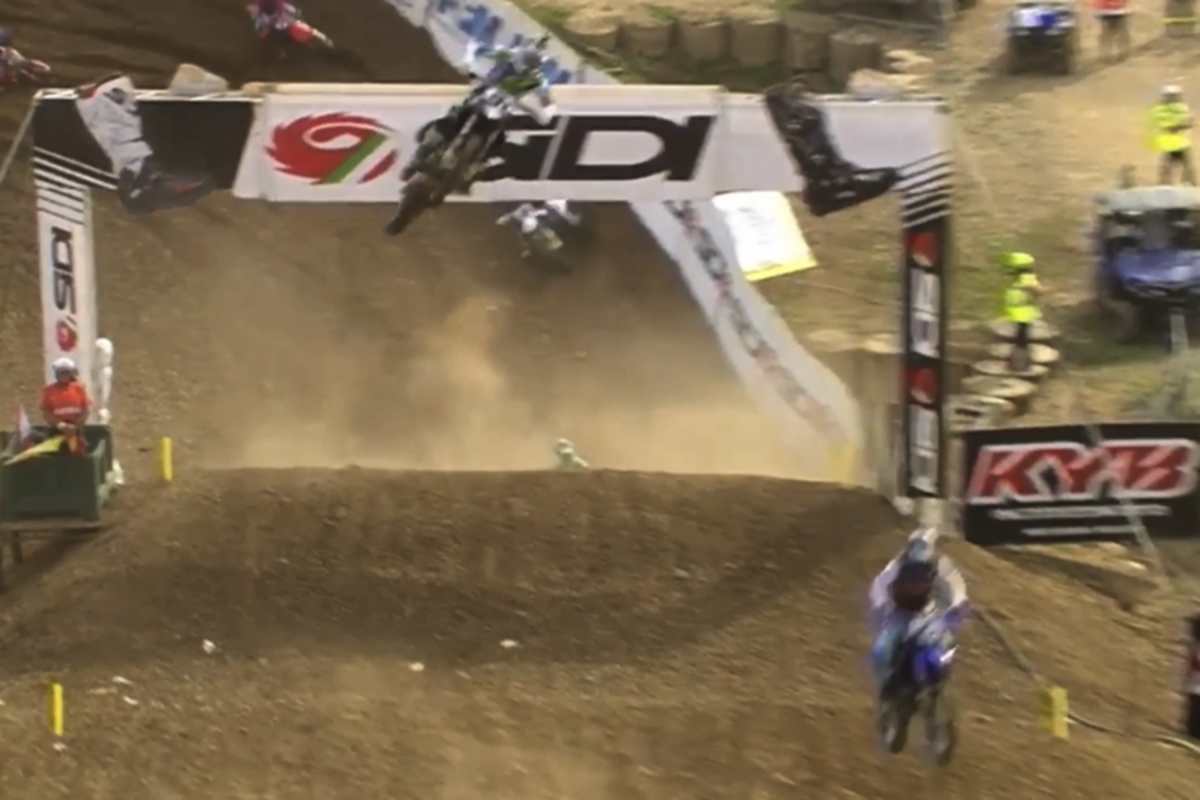 Jeremy Seewer überfliegt Harri Kullas und zieht vorbei