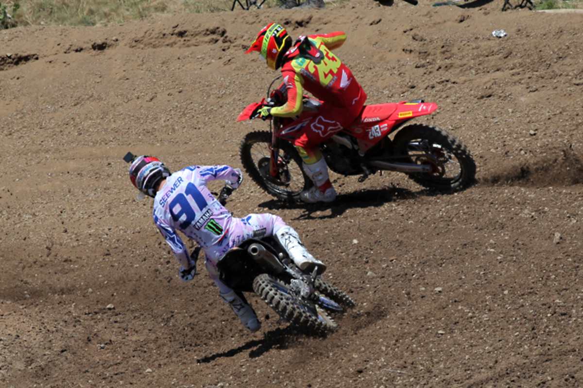 Jeremy Seewer greift Tim Gajser im ersten Lauf an