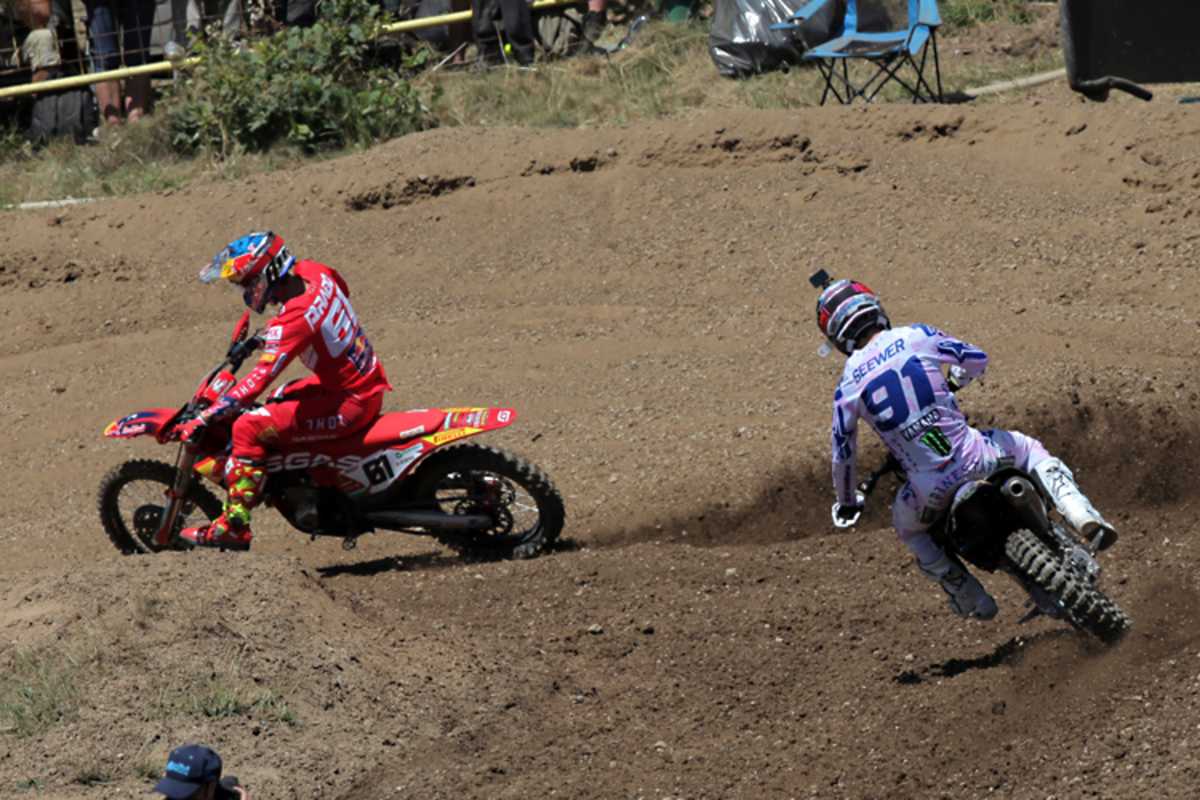 Jeremy Seewer ist am Hinterrad von Jorge Prado, der in der ersten Hälfte des ersten Rennens führte