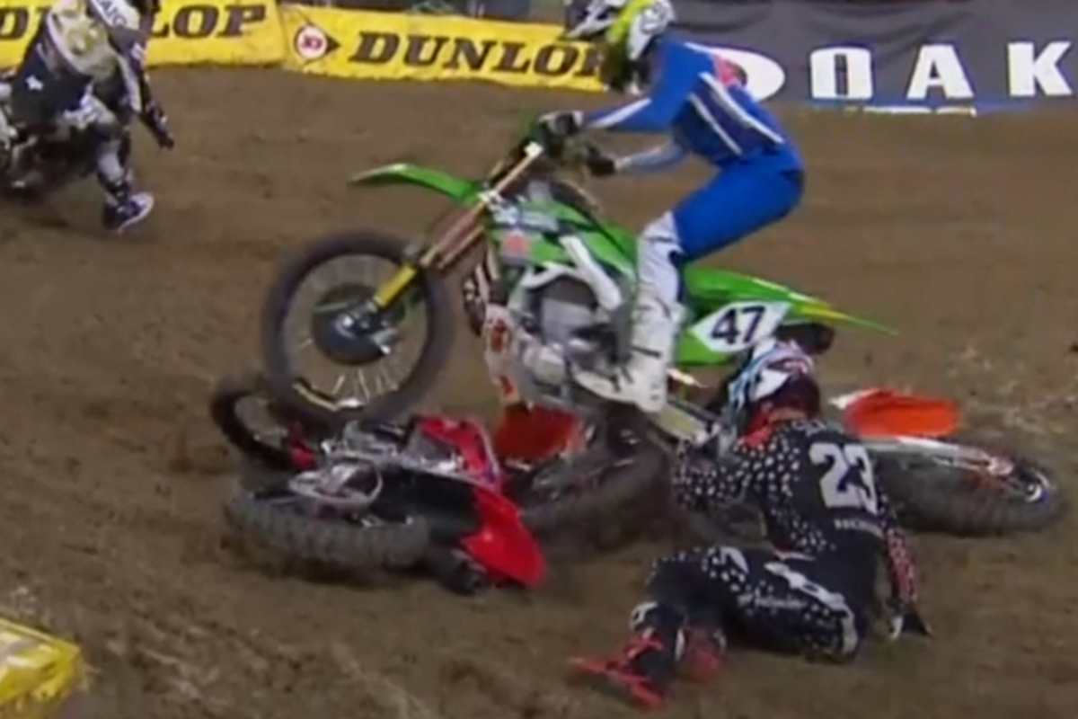 Die am Boden liegende Werks-Honda wird von Fredrik Noren überrollt