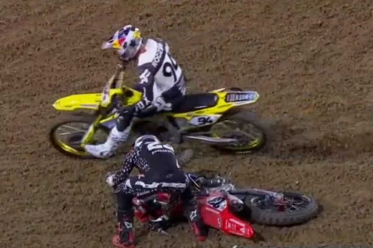 Roczen geht am gestürzten Sexton vorbei, der von Barcia abgeräumt wurde