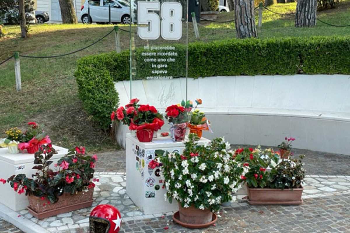 Dorfplatz in Coriano: Andenken an SIC58