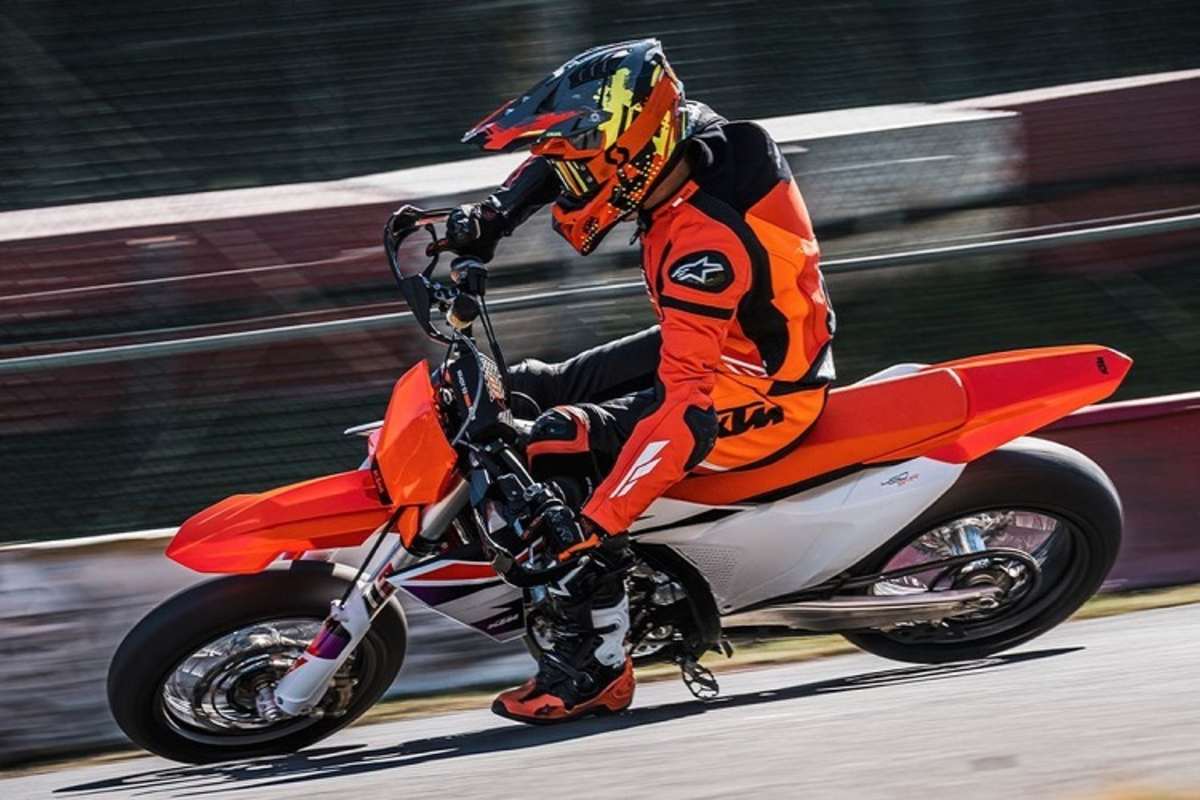 Heilmittel für Schräglagen-Süchtige: KTM 450SMR