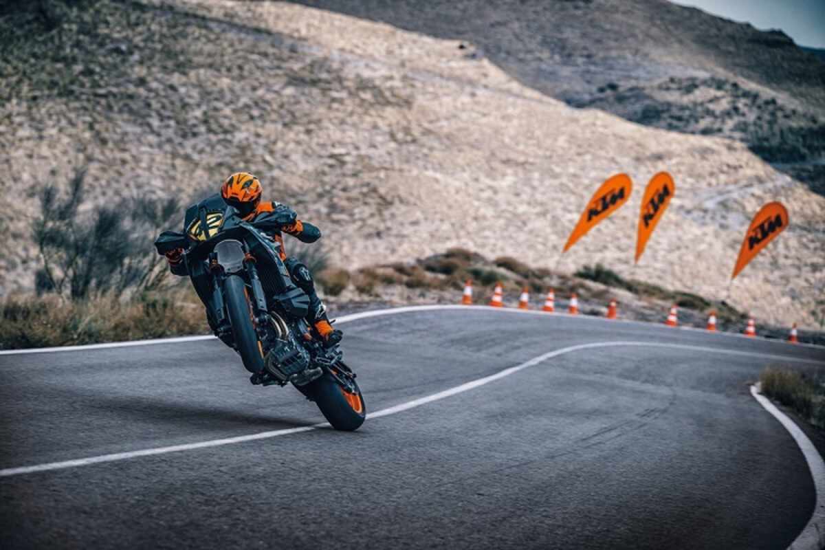 Offensichtlich hat es eine belebende Wirkung, die KTM 890 SMT eine Bergstrasse hoch zu fahren