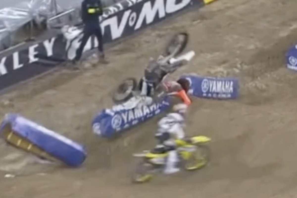 Stewart überschlägt sich nach der Landung auf der Streckenbegrenzung, Roczen muss ausweichen