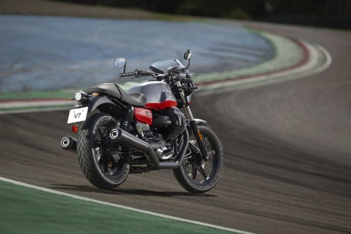 Kein Rundenzeiten-Jäger: Genuss-maschine Moto Guzzi V7 Stone Corsa