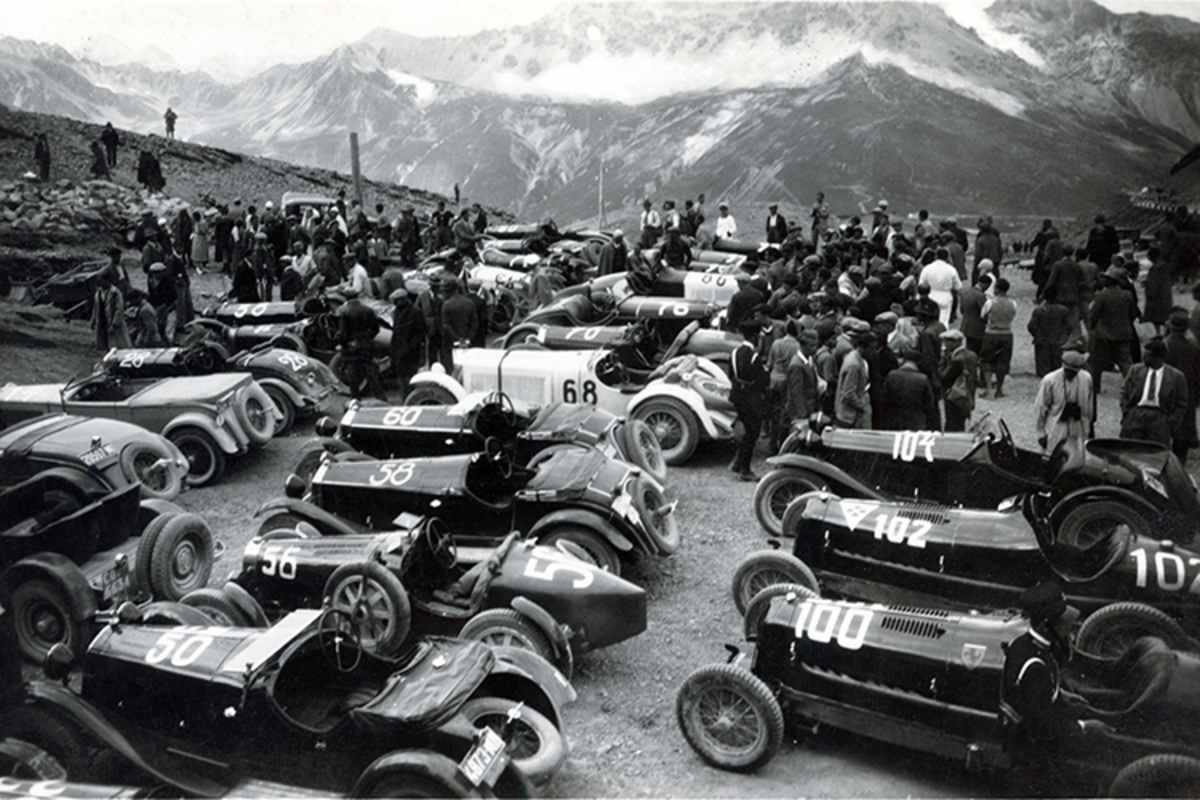 Die Rennwagen 1932 am Stilfser Joch im Zielgelände