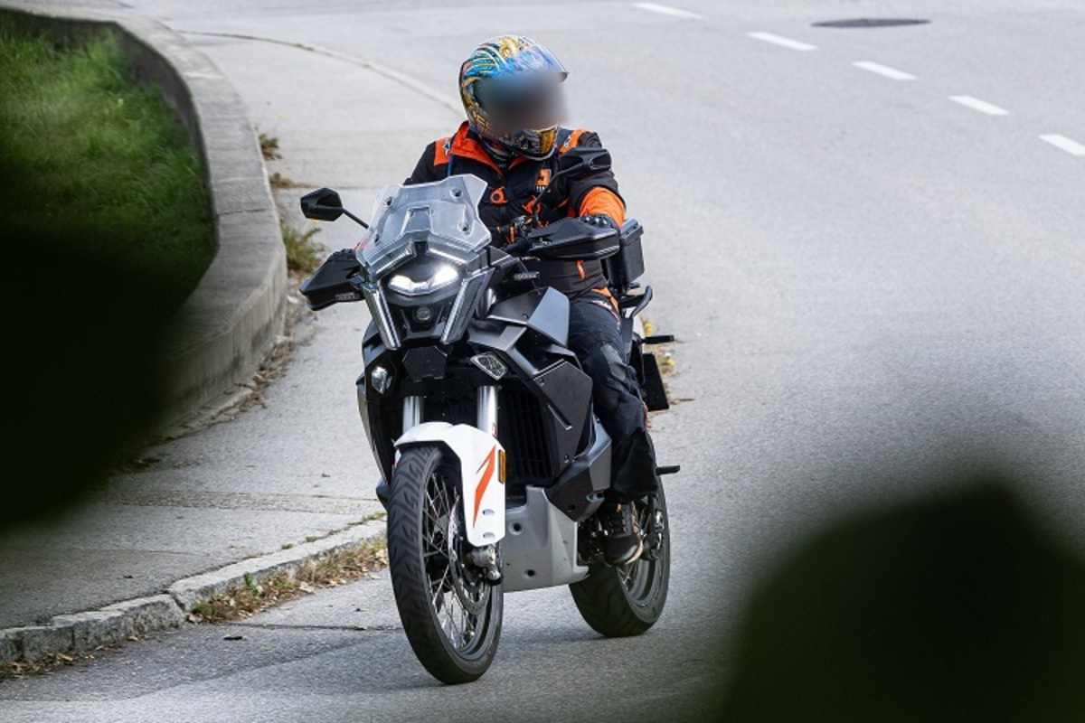 Einstellbare Federelemente ohne Elektronik an der KTM 1390 Super Adventure R mit 21er Vorderrad