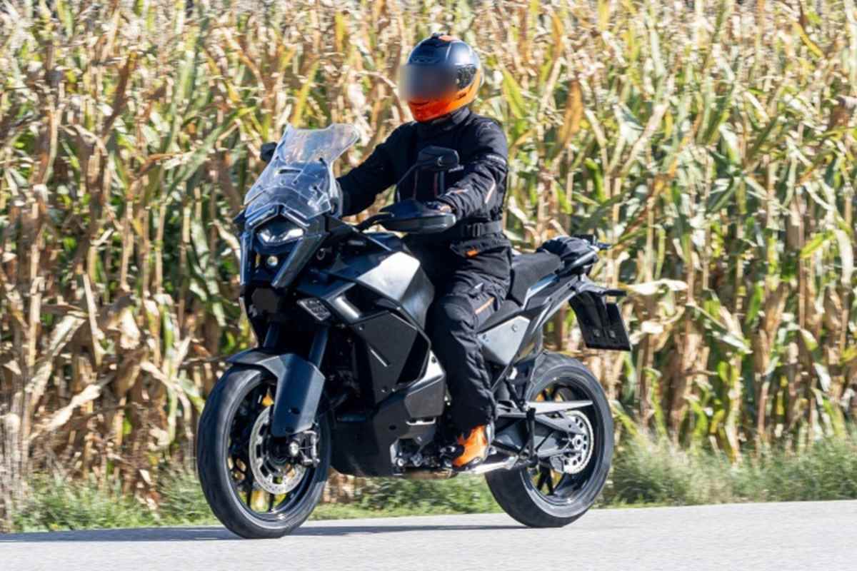 Vorserien-KTM 1390 Super Adventure S: Voluminöse Verschalung, hohe Scheibe