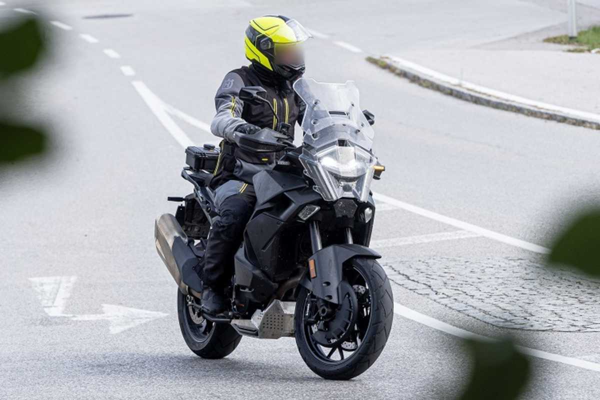 Die mehrteilige Scheibe scheint aufwändig entwickelt, um den Windschutz zu verbessern und Windgeräusche zu minimieren 