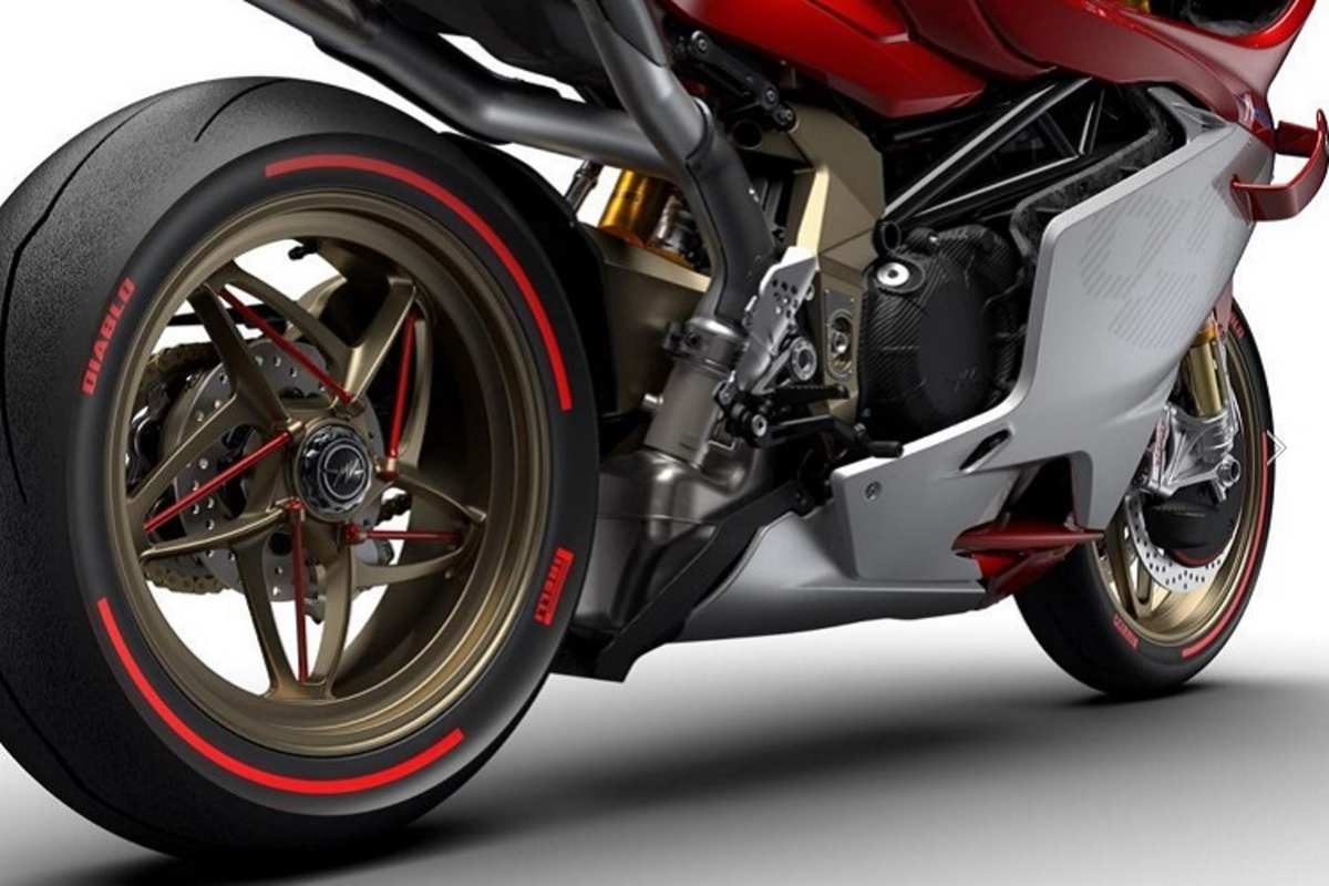 Über die Öffnungen im unteren Teil der Verkleidung wird die von den Kühlern erhitzte Luft abgesaugt