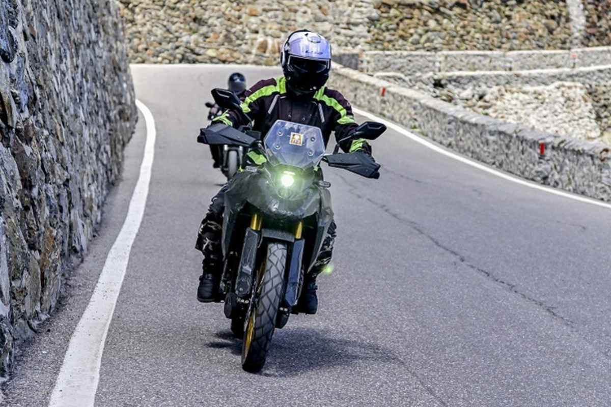 Eine Reise-Enduro von Suzuki kommt angefahren - aber da ist ja gar kein V2-Motor eingebaut?