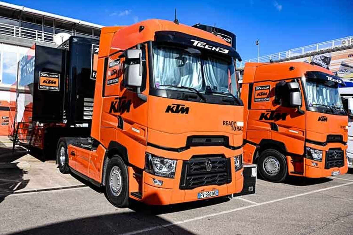 In der Tech3-Box stehen die GASGAS-Bikes, dahinter die KTM-Trucks