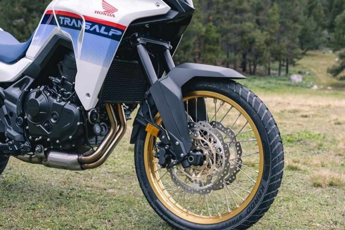 Konventionell und bewährt: Schlauchreifen auf Drahtspeichenrädern der Grössen 21 und 18 Zoll