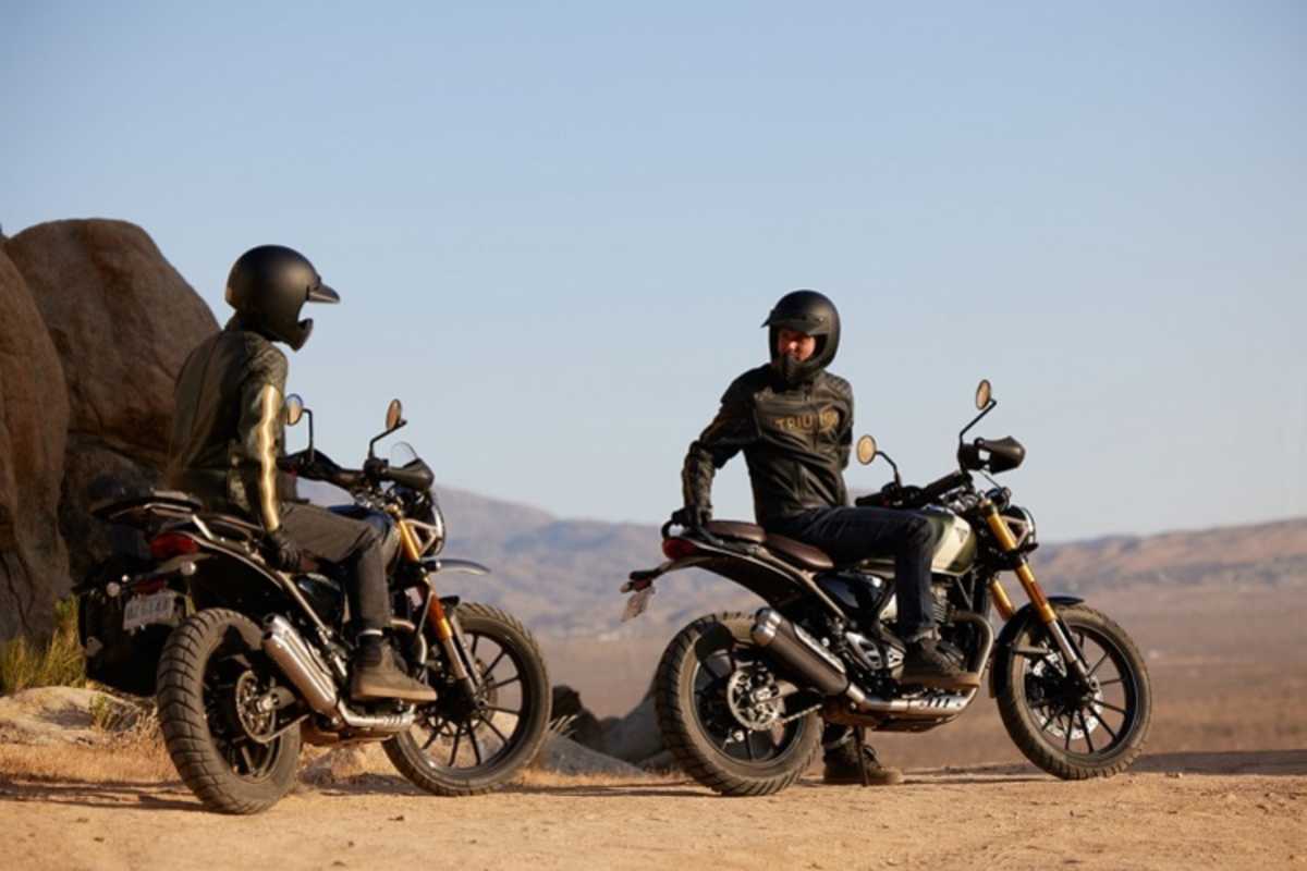 Schotterstrassen kann man mit beiden Modellen befahren: Triumph Scrambler 400X (links) und Speed 400 