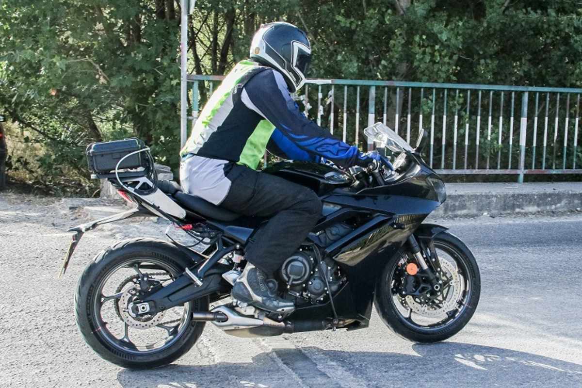 Sitzposition wie auf einem Sporttourer, Auspuff-Endstück wohl noch nicht fertig gestaltet