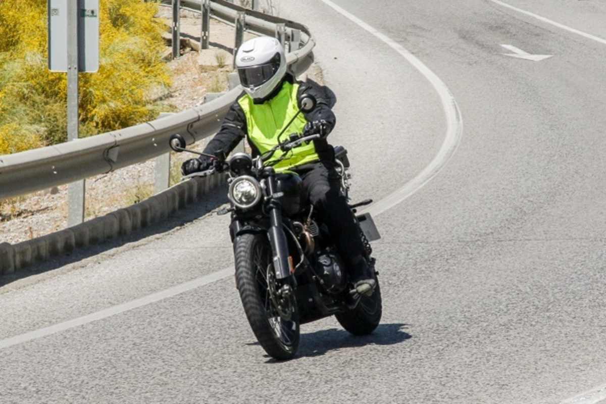 Das grosse Vorderrad in 21 Zoll will Triumph an den 1200er Scramblern offensichtlich beibehalten
